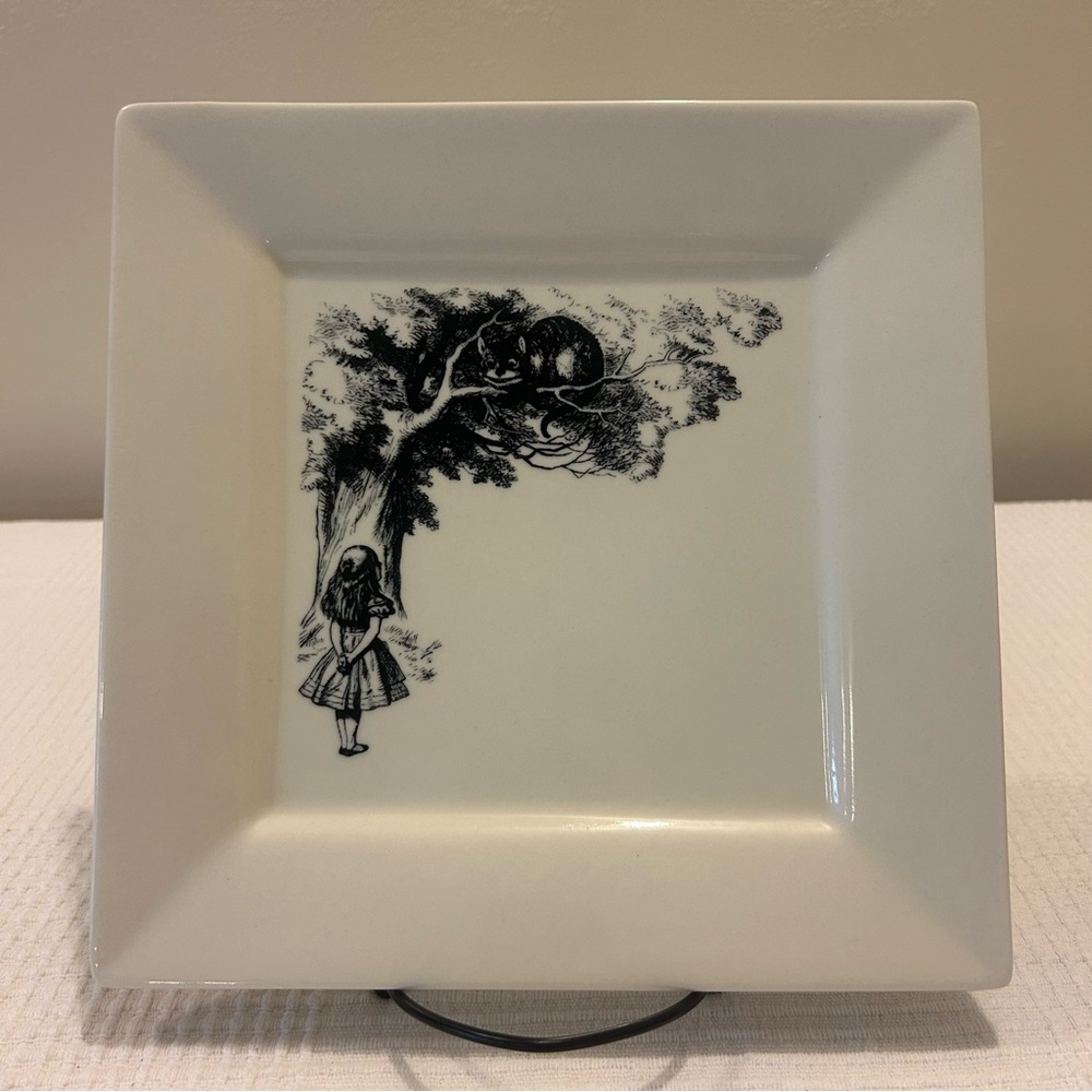 Fishs Eddy Alice in Wonderland 9” Porcelain Plate Rare Collectible HTF